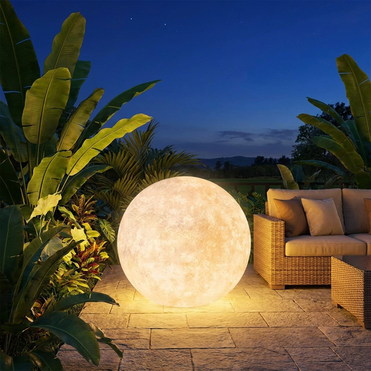 Lampa Ogrodowa Kula Moon Light – wieczór w ogrodzie